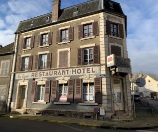 HOTEL-BAR-LA LYRE + FONDS DE COMMERCE/  CLAMECY