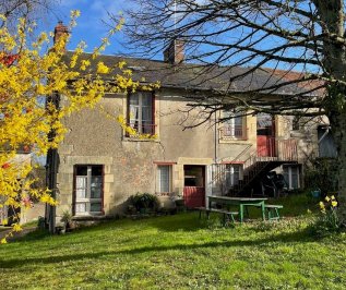 Maison de village / Beau terrain /  Grand Hangar